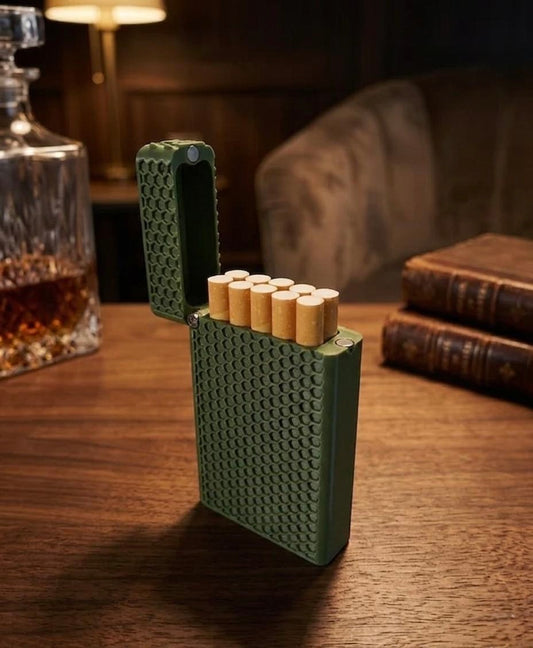 Cigarette case with magnetic closure