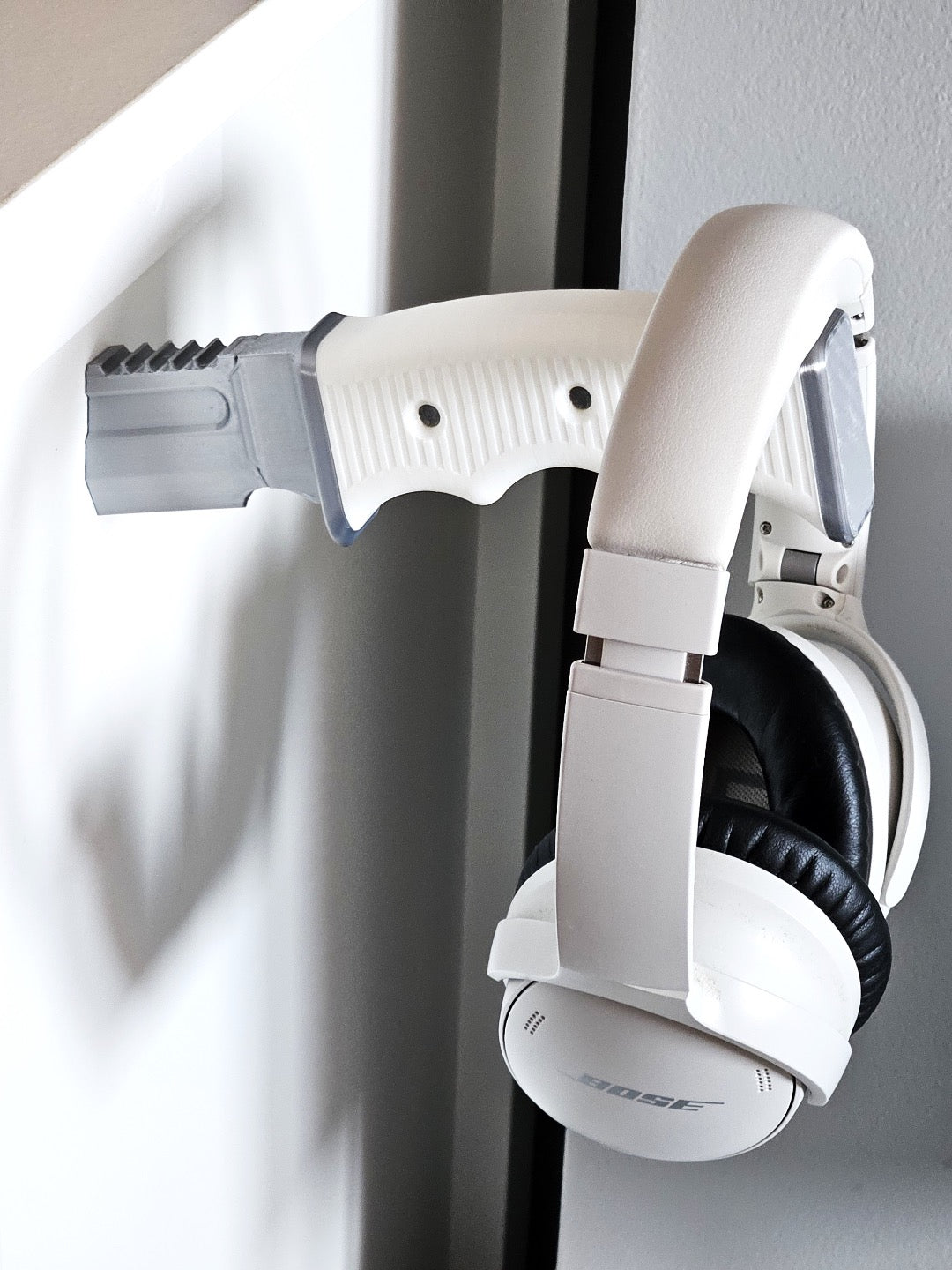 Knife headphones holder